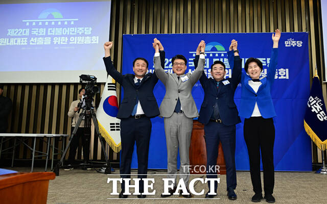 정청래 더불어민주당 대표(오른쪽)가 더불어민주당 원내대표 선출을 위한 의원총회에 참석해 진선미 선관위원장과 엄지를 들어올리고 있다.