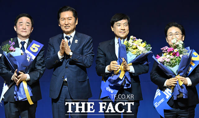 11일 오후 서울 여의도 국회 의원회관에서 열린 더불어민주당 최고위원 보궐선거에서 더불어민주당 최고위원으로 선출된 강득구, 이성윤, 문정복 후보(왼쪽부터)가 정청래 대표(왼쪽 두 번째)와 기념촬영하고 있다. /국회=이새롬 기자