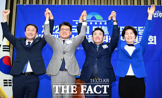 더불어민주당 원내대표 선출을 위한 의원총회가 11일 오후 서울 여의도 국회에서 열린 가운데, 한병도, 진성준, 박정, 백혜련 후보(왼쪽부터)가 기념촬영하고 있다. /국회=이새롬 기자