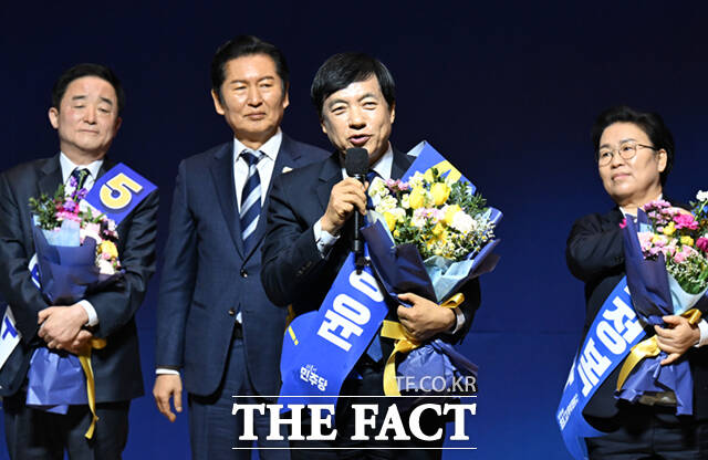 11일 오후 서울 여의도 국회 의원회관에서 열린 더불어민주당 최고위원 보궐선거에서 더불어민주당 최고위원으로 선출된 강득구, 이성윤, 문정복 후보(왼쪽부터)가 정청래 대표(왼쪽 두 번째)와 기념촬영하고 있다. /국회=이새롬 기자