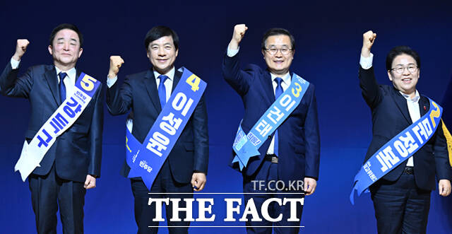 더불어민주당 최고위원 보궐선거가 11일 오후 서울 여의도 국회 의원회관에서 열린 가운데, 강득구, 이성윤, 이건태, 문정복 후보(왼쪽부터)가 기념촬영을 하고 있다. /국회=이새롬 기자