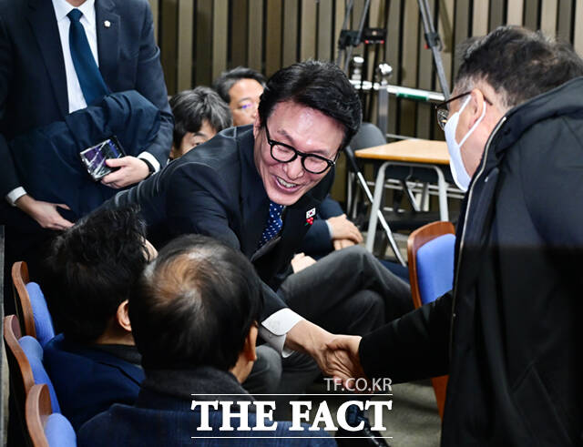 김민석 국무총리가 11일 오후 서울 여의도 국회에서 열린 더불어민주당 원내대표 선출을 위한 의원총회에 참석해 동료 의원들과 악수하고 있다. /국회=이새롬 기자