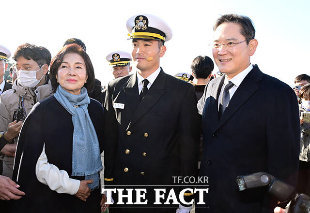 이재용 삼성전자 회장의 장남 이지호 소위가 제5기뢰상륙전단 통역장교로 배치받았다.사진은 이재용 삼성전자 회장과 홍라희 전 삼성미술관 리움 관장이 제139기 해군·해병대 사관후보생 수료 및 임관식에 참석해 이지호 소위와 기념촬영을 하고 있는 모습이다. /임영무 기자