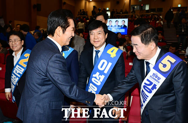 더불어민주당 최고위원 보궐선거가 11일 오후 서울 여의도 국회 의원회관에서 열린 가운데, 강득구, 이성윤, 이건태, 문정복 후보(왼쪽부터)가 기념촬영을 하고 있다. /국회=이새롬 기자