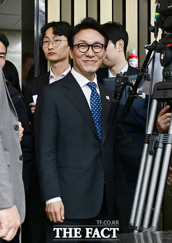 김민석 국무총리가 11일 오후 서울 여의도 국회에서 열린 더불어민주당 원내대표 선출을 위한 의원총회에 참석해 동료 의원들과 악수하고 있다. /국회=이새롬 기자