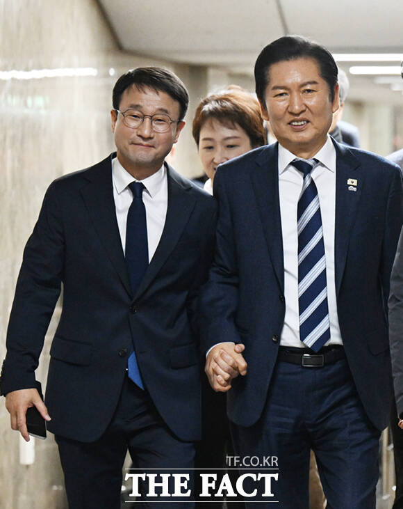 더불어민주당 신임 원내대표로 선출된 한병도 의원(왼쪽)과 정청래 대표가 11일 오후 서울 여의도 국회에서 열린 원내대표 선출 의원총회를 마친 뒤 손을 잡을 채 당대표실로 이동하고 있다. /이새롬 기자
