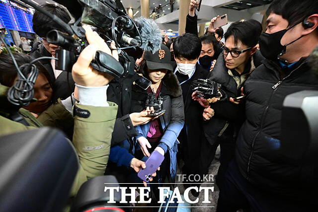 경찰과 함께 입국장 나서는 김경 시의원.