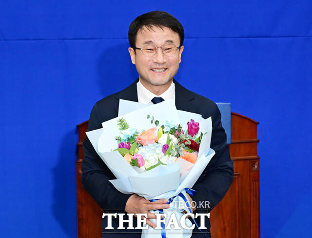 더불어민주당 신임 원내대표로 선출된 한병도 의원(왼쪽 두 번째)과 신임 최고위원 이성윤, 강득구, 문정복 의원(왼쪽부터)이 11일 오후 서울 여의도 국회에서 열린 원내대표 선출 의원총회에서 기념촬영하고 있다. 오른쪽은 박수치는 정청래 대표.