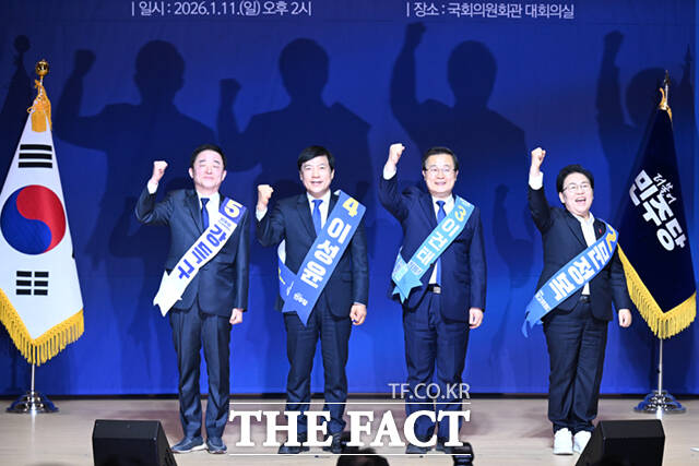 더불어민주당 최고위원 보궐선거가 11일 오후 서울 여의도 국회 의원회관에서 열린 가운데, 강득구, 이성윤, 이건태, 문정복 후보(왼쪽부터)가 기념촬영을 하고 있다. /국회=이새롬 기자