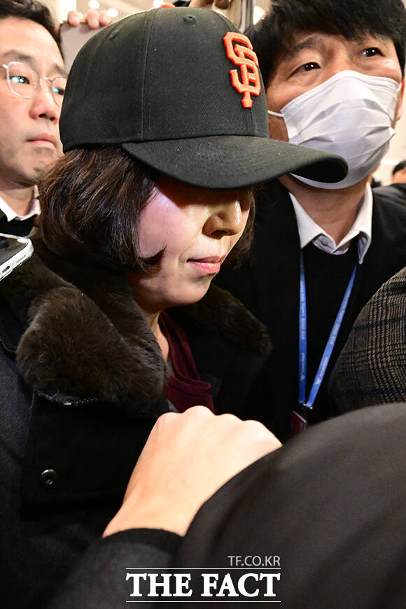 경찰과 함께 입국장 나서는 김경 시의원.