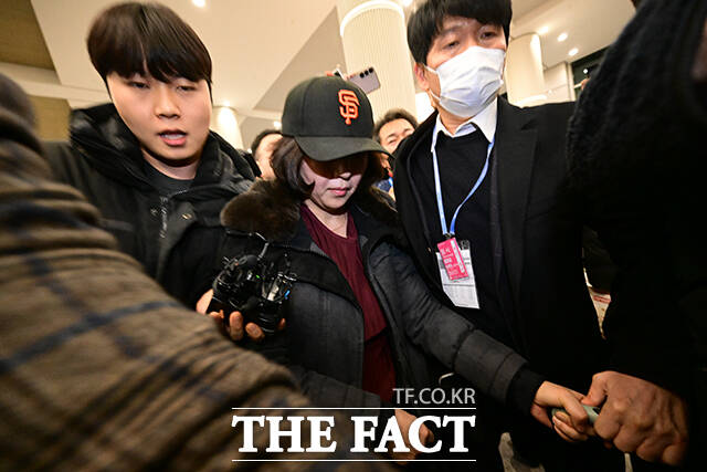 경찰과 함께 입국장 나서는 김경 시의원.