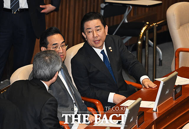 더불어민주당이 공천 헌금 의혹 등이 불거진 김병기 전 원내대표에게 사실상 자진 탈당을 요구했다. 사진은 김병기 더불어민주당 전 원내대표가 지난달 30일 오후 서울 여의도 국회에서 열린 제430회 국회(임시회) 제3차 본회의에 참석하고 있는 모습. /배정한 기자