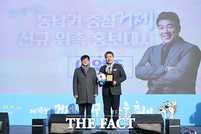 변광용(왼쪽)거제시장이 홍보대사로 위촉된 배우 이원종씨와 기념 촬영을 하고 있다. /거제시