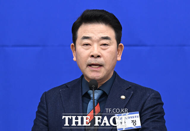 정청래 더불어민주당 대표(오른쪽)가 더불어민주당 원내대표 선출을 위한 의원총회에 참석해 진선미 선관위원장과 엄지를 들어올리고 있다.