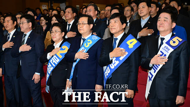 더불어민주당 최고위원 보궐선거가 11일 오후 서울 여의도 국회 의원회관에서 열린 가운데, 강득구, 이성윤, 이건태, 문정복 후보(왼쪽부터)가 기념촬영을 하고 있다. /국회=이새롬 기자