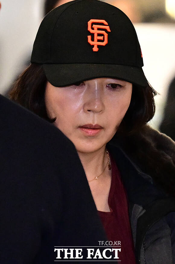 경찰과 함께 입국장 나서는 김경 시의원.