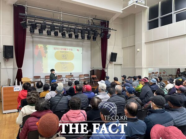 대덕구노인종합복지관이 2026년 노인일자리 및 사회활동지원사업을 19일부터 본격적으로 시작해 지역사회 어르신들의 활기찬 사회 참여와 건강한 노후를 지원할 계획이다. 노인일자리 사업 설명회 모습. /대덕구노인종합복지관