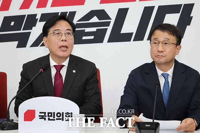 한병도 더불어민주당 신임 원내대표와 송언석 국민의힘 원내대표가 12일 오후 서울 여의도 국회에서 만나 악수를 하고 있다. 왼쪽부터 유상범 국민의힘 원내수석부대표, 송 원내대표, 한 원내대표, 천준호 더불어민주당 원내수석부대표. /국회=배정한 기자