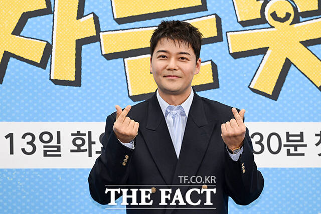 방송인 전현무가 12일 오후 서울 마포구 상암 스탠포드 호텔에서 열린 JTBC 신규 예능 ‘혼자는 못 해’ 제작발표회에 참석해 포즈를 취하고 있다. /서예원 기자