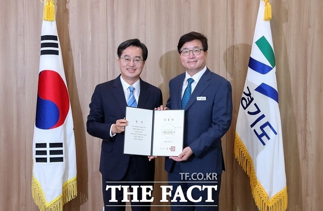 김동연 경기도지사(사진 왼쪽)로부터 임명장을 받는 염태영 경기도 경제부지사. /경기도