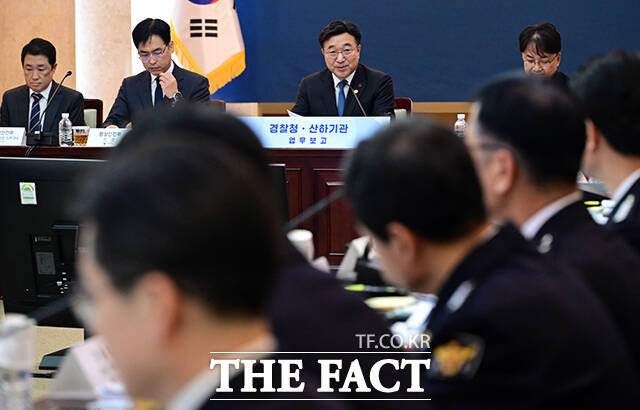 윤호중 행정안전부 장관이 12일 오후 서울 종로구 정부서울청사에서 열린 경찰청 및 산하기관 업무보고에 참석해 모두발언을 하고 있다. /임영무 기자