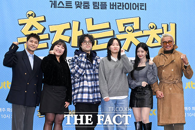 방송인 전현무 이수지, 홍상훈 CP, 권예솔 PD, 배우 이세희, 방송인 추성훈(왼쪽부터)이 12일 오후 2시 서울 마포구 상암 스탠포드 호텔에서 열린 JTBC 새 예능프로그램 '혼자는 못 해' 제작발표회에 참석해 다양한 이야기를 나눴다. /서예원 기자