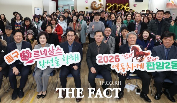 박희조 동구청장이 12일 판암2동에서 구민들과 대화를 나누고 있다. /대전시 동구