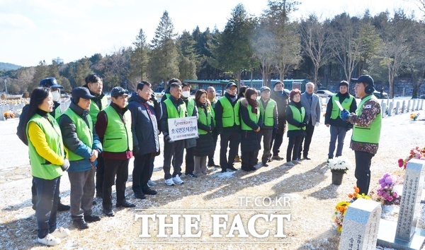 사단법인 호국보훈기념사업회가 희망나눔제작소와 함께 50여 명의 회원들이 참석한 가운데 11일 2026년 첫 현충원 봉사 및 의사자 묘역 추모 행사를 열었다. /호국보훈기념사업회
