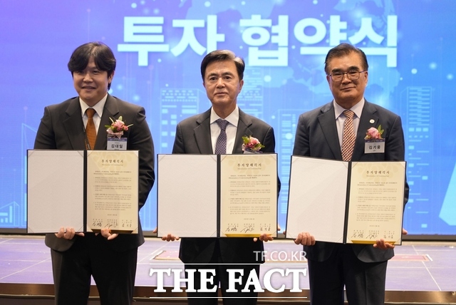 김대일 데일리킹 대표(왼쪽)과 김태흠 충남도지사(가운데), 김기웅 서천군수가 지난해 협약식에서 기념 촬영을 하고 있다. /서천군