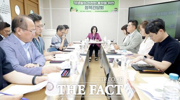 박주화 대전시의회 의원(국민의힘, 중구1)이 추진한 하상도로 직선화 사업이 본격 진행되면서 선화초, 대전여자상업고 학생들의 안전한 통학권이 확보됐다. 지난해 7월 학생들의 안전한 통학을 위한 정책 간담회 개최 모습. /박주화 의원