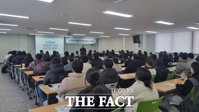 12일 익산청년시청에서 열린 2026년 대학생 행정인턴 사업 발대식에서 참가자들이 행정 보조업무 등에 대한 설명을 듣고 있다. /익산시
