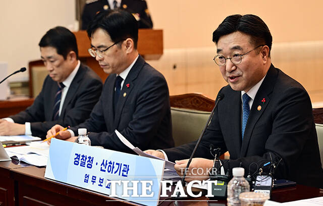 윤호중 행정안전부 장관이 12일 오후 서울 종로구 정부서울청사에서 열린 경찰청 및 산하기관 업무보고에 참석해 모두발언을 하고 있다. /임영무 기자