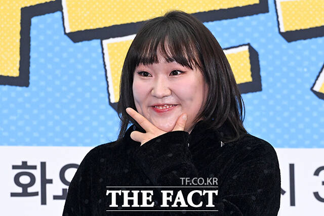 방송인 전현무와 개그우먼 이수지, 배우 이세희, 방송인 추성훈(왼쪽부터)이 12일 오후 서울 마포구 상암 스탠포드 호텔에서 열린 JTBC 신규 예능 ‘혼자는 못 해’ 제작발표회에 참석해 포즈를 취하고 있다. /서예원 기자