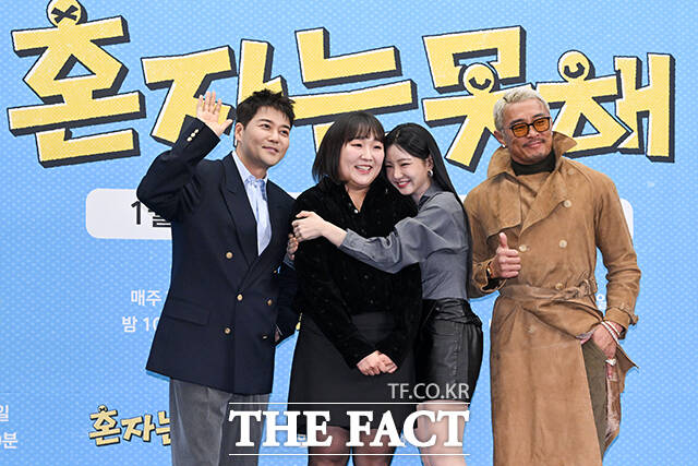 방송인 전현무와 개그우먼 이수지, 배우 이세희, 방송인 추성훈(왼쪽부터)이 12일 오후 서울 마포구 상암 스탠포드 호텔에서 열린 JTBC 신규 예능 ‘혼자는 못 해’ 제작발표회에 참석해 포즈를 취하고 있다. /서예원 기자