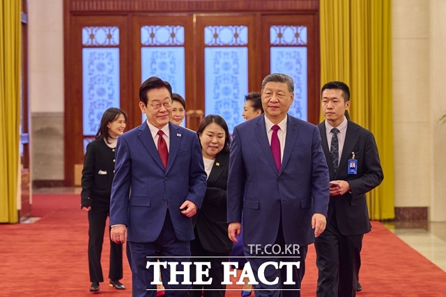 이재명 대통령이 5일(현지시간) 중국 베이징 인민대회당에서 열린 국빈 공식환영식에서 시진핑 중국 국가주석과 이동하고 있다. /청와대