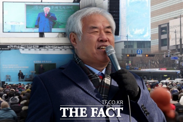 전광훈 사랑제일교회 목사가 11일 오전 서울 종로구 동화면세점 앞에서 열린 전국 주일 연합 예배에서 설교를 하고 있다. /뉴시스