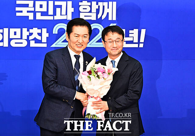 한병도 신임 원내대표에게 꽃다발 건네는 정청래 더불어민주당 대표(왼쪽).