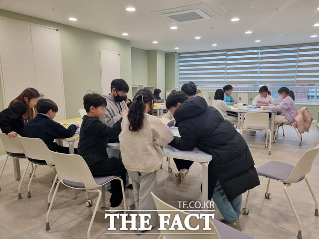 서산시가 운영 중인 다함께돌봄 해봄센터에서 돌봄 학생들이 학습 중인 모습. /서산시.