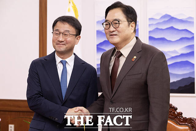 우원식 국회의장(가운데)이 12일 오전 서울 여의도 국회 의장실에서 한병도 더불어민주당 신임 원내대표(왼쪽), 천준호 원내운영수석부대표와 기념촬영을 하고 있다. /국회=배정한 기자