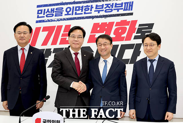 한병도 더불어민주당 신임 원내대표와 송언석 국민의힘 원내대표가 12일 오후 서울 여의도 국회에서 만나 악수를 하고 있다. 왼쪽부터 유상범 국민의힘 원내수석부대표, 송 원내대표, 한 원내대표, 천준호 더불어민주당 원내수석부대표. /국회=배정한 기자