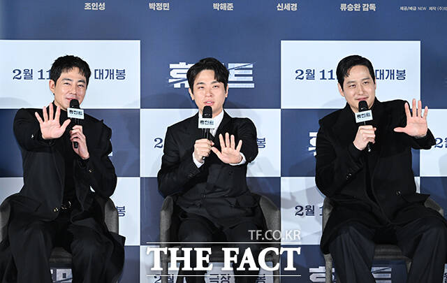 박건 역을 맡은 박정민(가운데)은 감정적인 균열을 느끼기 전과 후로 나오는 액션들이 조금 다르다고 귀띔했다. /서예원 기자