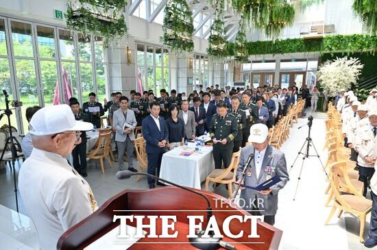 지난 2023년 7월 열린 경기 포천시 6·25전쟁 기념 행사에 참석한 6·25전쟁 참전 유공자들이 연설문을 낭독하는 모습. /포천시
