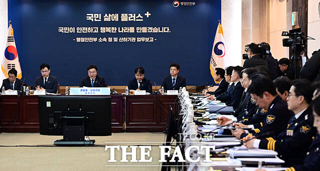 윤호중 행정안전부 장관이 12일 오후 서울 종로구 정부서울청사에서 열린 경찰청 및 산하기관 업무보고에 참석해 모두발언을 하고 있다. /임영무 기자