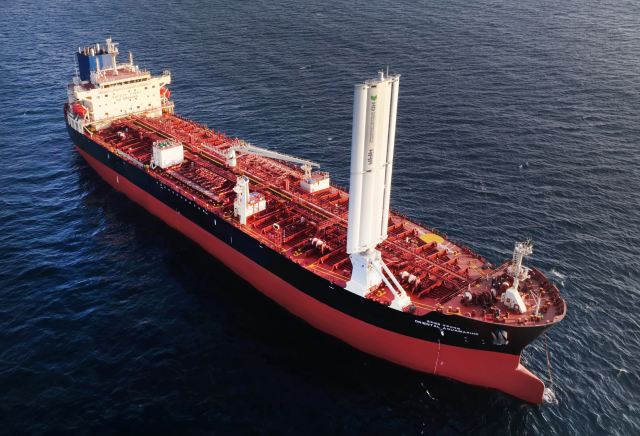 HD한국조선해양이 자체 개발한 '윙세일' 시제품 해상 실증 모습. /HD현대