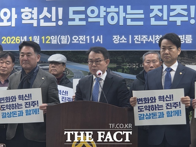 갈상돈 더불어민주당 경남 진주시갑 위원장이 12일 진주시청 브리핑룸에서 6·3 지방선거 진주시장 출마 기자회견을 하고 있다. /진주= 이경구 기자