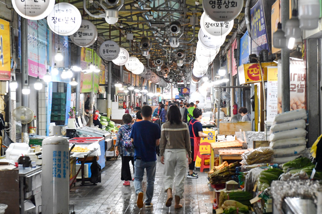 영주시가 전통시장·상점가 활성화로 상권 회복에 나선다. 골목시장 모습. /영주시