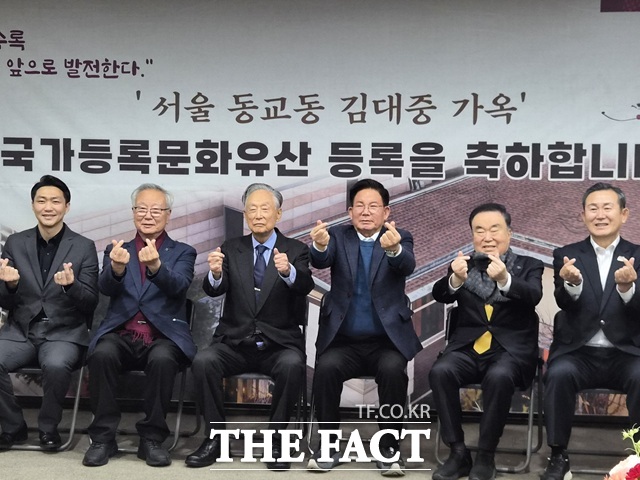 12일 서울 마포구청에서 김대중 전 대통령 사저의 국가유산 등록을 기념하기 위해 과거의 동교동계 민주화 인사들이 모였다. (사진 왼쪽 세번째부터) 권노갑 더불어민주당 고문, 박강수 서울 마포구청장, 문희상 전 국회의장. /서울 마포구=오승혁 기자