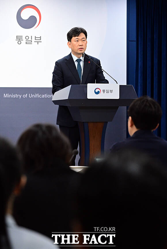 윤민호 통일부 대변인이 12일 오전 서울 종로구 정부서울청사에서 현안 관련 정례브리핑을 하고 있다. /임영무 기자