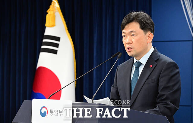 윤민호 통일부 대변인이 12일 오전 서울 종로구 정부서울청사에서 현안 관련 정례브리핑을 하고 있다. /임영무 기자