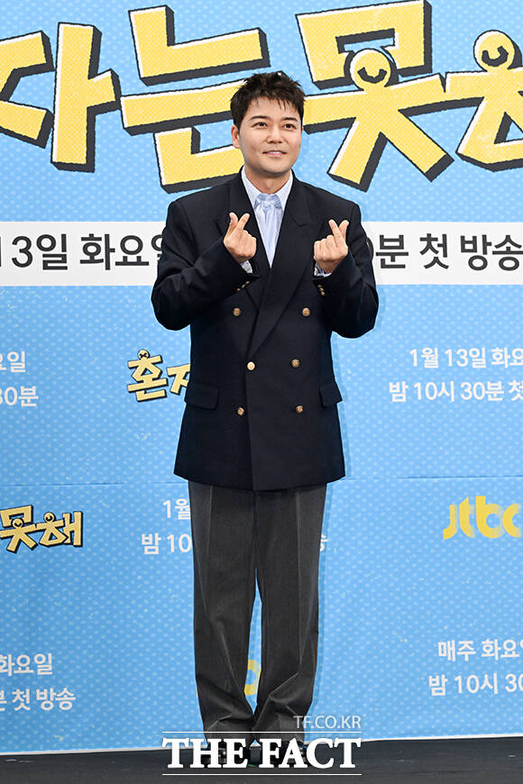 방송인 전현무가 12일 오후 서울 마포구 상암 스탠포드 호텔에서 열린 JTBC 신규 예능 ‘혼자는 못 해’ 제작발표회에 참석해 포즈를 취하고 있다. /서예원 기자